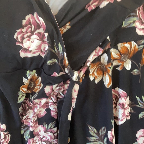 NWT woman's floral dress - 2x PERFECT for summer!!! - Picture 6 of 9